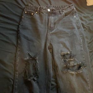 High Waisted Ripped Mom Jeans. (NEVER WORN)